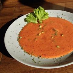 Tomaat - nectarine soep met stukken van courgette. Lekker. ❤️