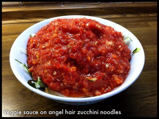 Veggie sauce on angel hair zucchini noodles - saus was rode puntpeper, tomaat, wortel, noot, courgette