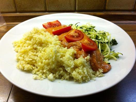 Heerlijk lekker en kruidig rijst (knolselderij) met noedels (courgette) en tomatensaus (tomaat en avocado) <3