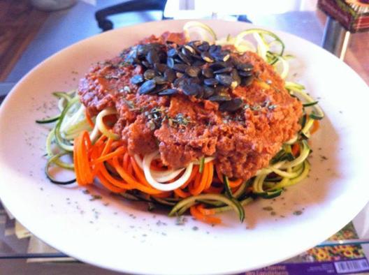 Courgette wortel spaghetti met tomaten - olijf - zongedroogde tomaten - saus en pompoenpitten ^ _ ^