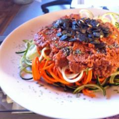 Courgette wortel spaghetti met tomaten - olijf - zongedroogde tomaten - saus en pompoenpitten ^ _ ^