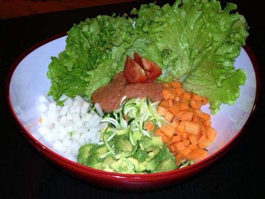 Courgette, radijs, wortelen, avocado, sla, salade met tomaat en selderij saus