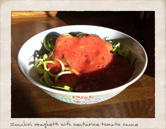 Courgette spaghetti met nectarine tomatensaus - Yum!