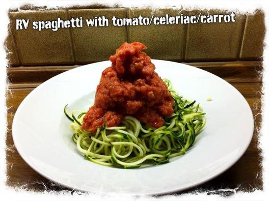 Courgette spaghetti met tomaat / knolselderij / wortel saus <3