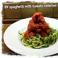 Courgette spaghetti met tomaat / knolselderij / wortel saus <3