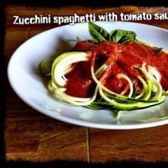 Courgette spaghetti met tomaat / rode puntpeper / basilicumsaus met een beetje rucola